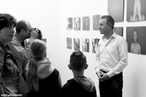 Exposant Robert Redeker in Studio28 te Apeldoorn geportretteerd door Andy Mason.